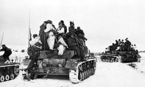 Panzer IV H tanks with tank riders